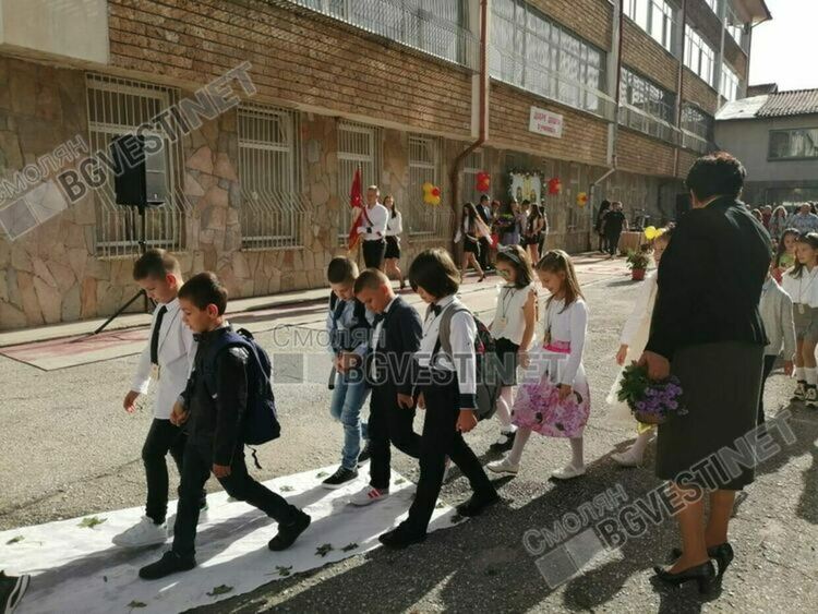   С 250 по-малко ученици и пет училища без нито един пърокласник стартира учебната година в Смолянска област