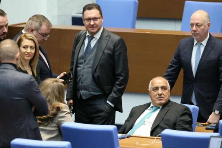 Падна главата на полицая, за да не падне на министъра. Митов остава начело на МВР