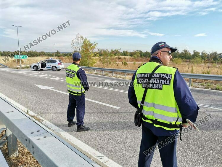 Водач почина в кабината на камиона си и се удари в метална ограда
