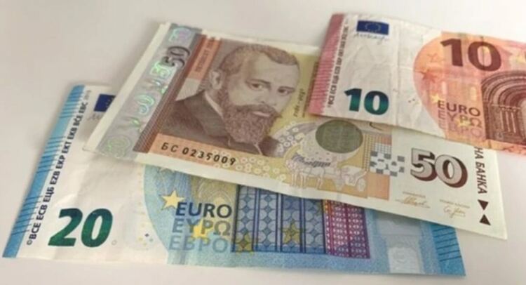 Кърджалийци все още плахо пазаруват с евро, магазинерите се опасяват най-много от фалшиви банкноти
