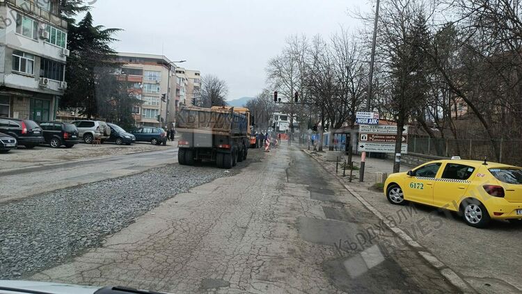 Светофарите до Болницата работят въпреки ремонта на „Беломорски“,опасни са за пешеходците