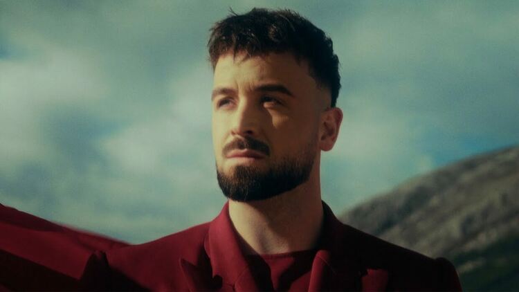 Вениамин с нова емоционална песен за любовта, която не забравяме