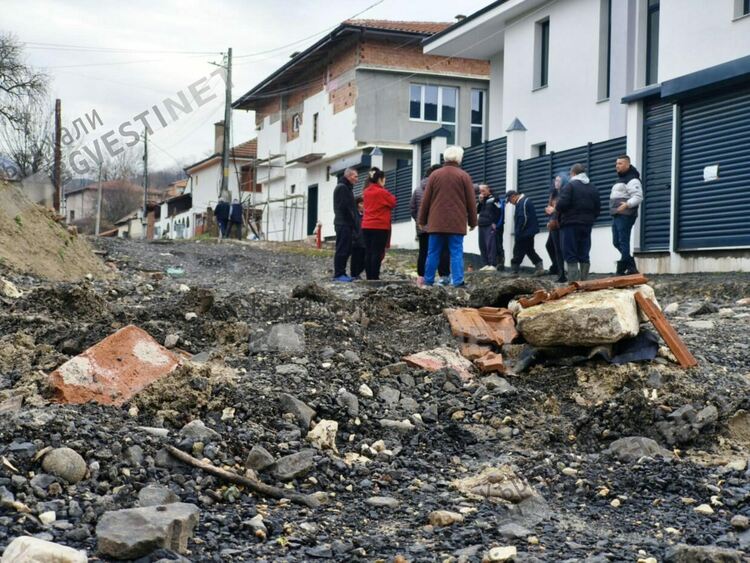 Вече 9 месеца ул.“Плачи мост“ в кв.“Байкал“ е в плачевно състояние