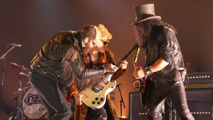 Пост Малоун, Slash, Duff McKagan, Chad Smith и Andrew Watt изпълняват „War Pigs“ в памет на Ozzy