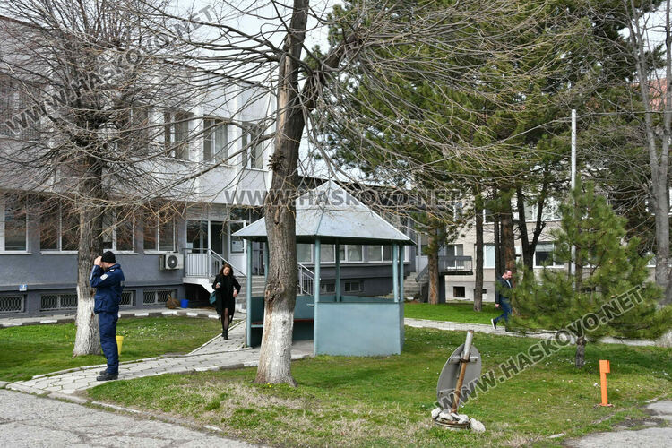 Полицаи с дежурство в двора на Агенцията по храните в Хасково