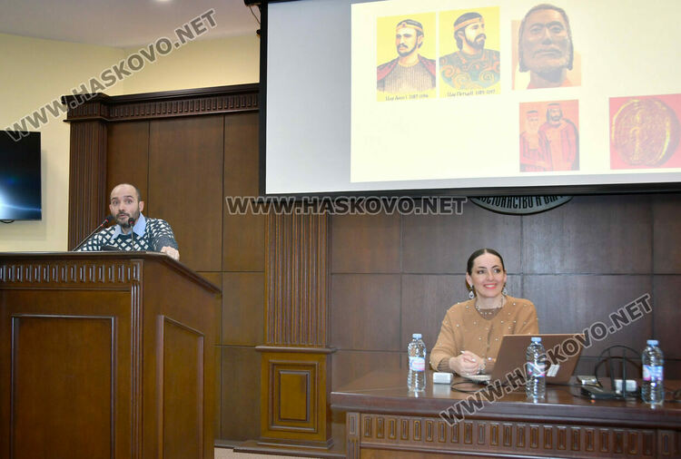 Ученици изпълниха зала „Хасково“ за лекцията на Илия Замфиров за победата при Клокотница и могъществото на България при цар Иван Асен II