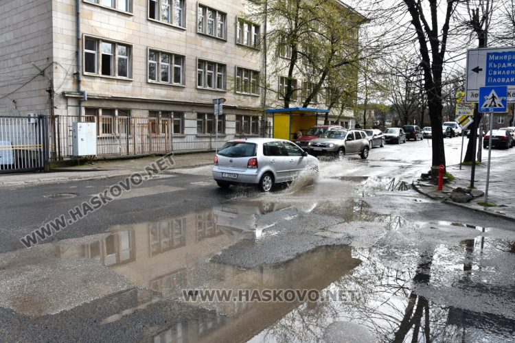Граждани се жалват от запушена шахта на ул. „Св. св. Кирил и Методий“ в Хасково