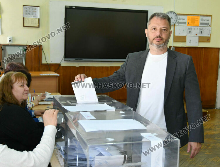 Делян Добрев гласува в Хасково: Избираме между икономическия растеж и заемите