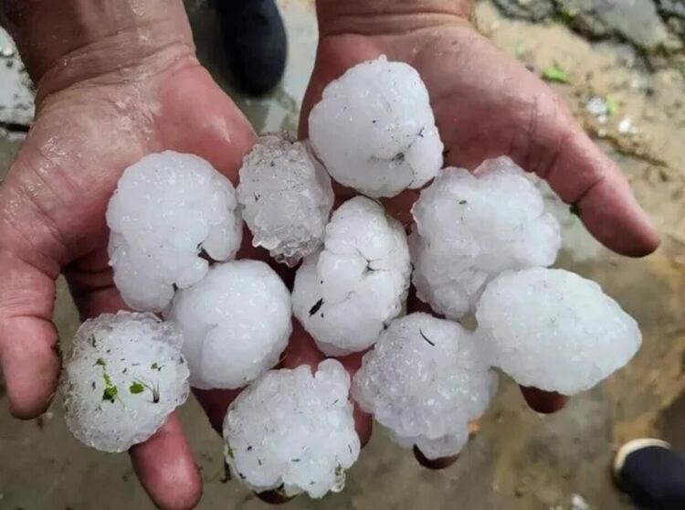 Градушки удариха страната, късове с размери на мандарина на места