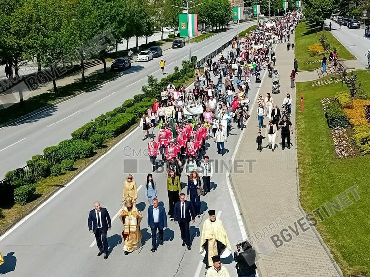 На тържествена церемония за 24 май в Смолян наградиха 15 ученици с високи постижения и 40 учители, творци и журналисти /ГАЛЕРИЯ/