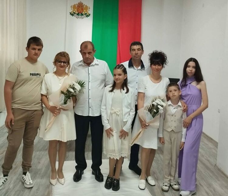Двойна сватба в Мадан превърна любовта и приятелството в празник 