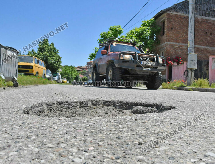 Хасковлия сигнализира за опасно хлътнали шахти край реката
