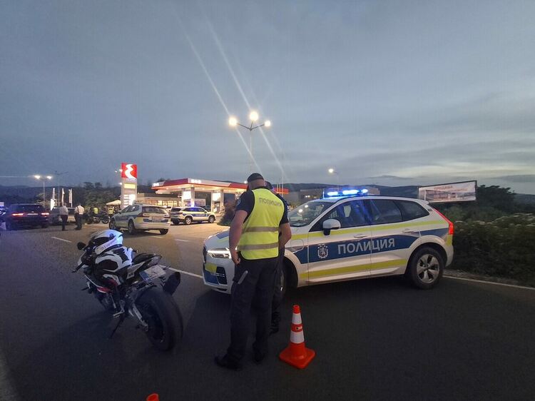 Десетки проверени моторни превозни средства и лица при полицейска акция снощи край Пловдив