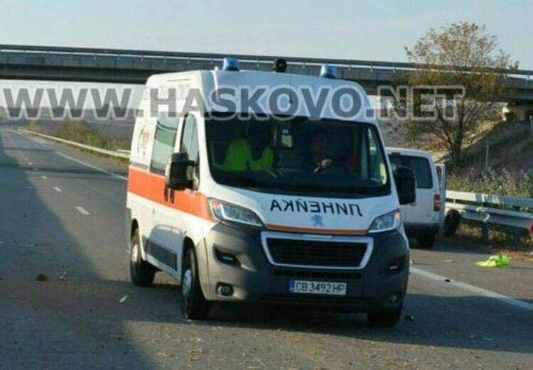 Четирима пострадаха при удар между кола и тир в Хасковско