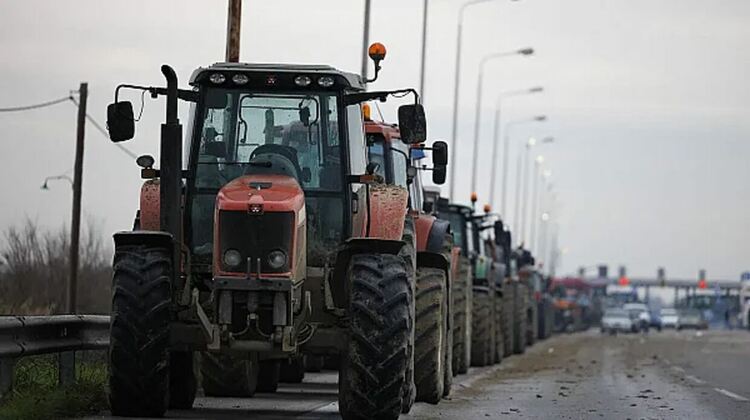 Фермери блокираха ГКПП „Ивайловград – Кипринос“, готвят пълно затваряне