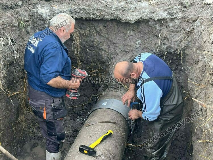 Отстраняват авария на главен водопровод