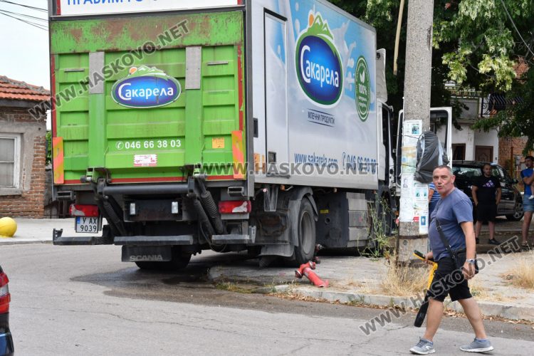 Водач на камион счупи хидрант на кръстовище в Хасково