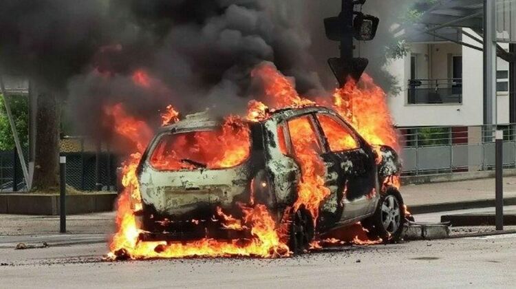 "Опел" изгоря в Аврен