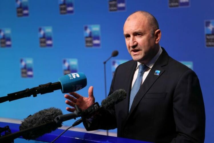 Радев вижда възможен „тактически ядрен удар в Украйна“, но не и подпис на външната му министърка