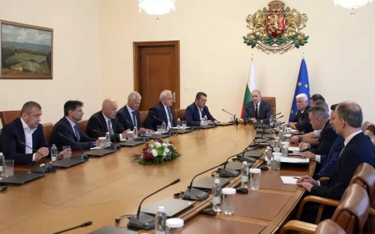 Радев и службите: Заплаха няма, но засилваме мерките за сигурност