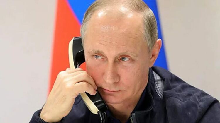 Параноята достигна върха: Путин забрани мобилните и стационарните телефони