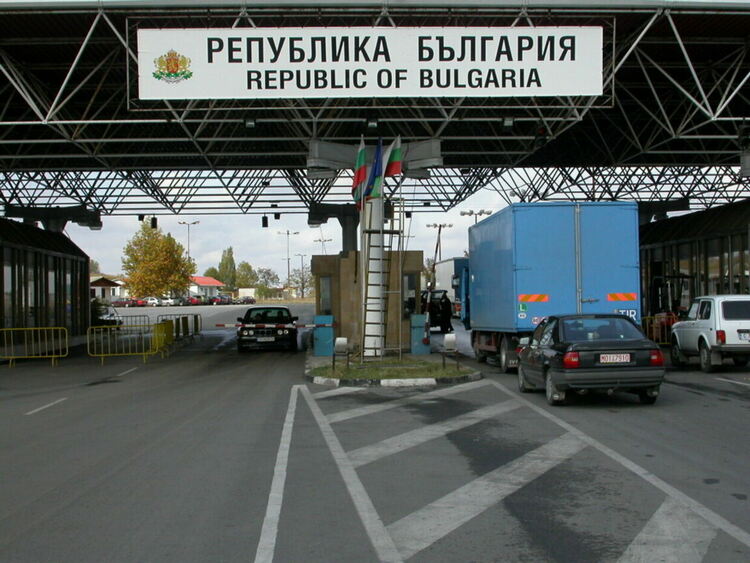 Спират камионите над 20 тона в жегите по ключови пътища в Хасковско 