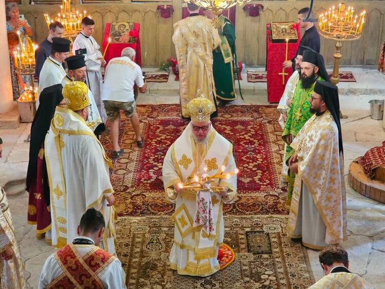 Владиката отслужи тържествена литургия в обновявания исторически храм „Св. Архангел Михаил“ в Славяново