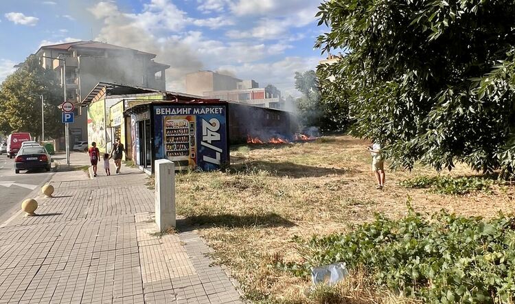 Потушиха пожар край магазин „Енди маркет 2“ в Димитровград