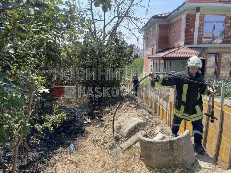 Искри от електрожен подпалиха двор във вилна зона „Орфей“