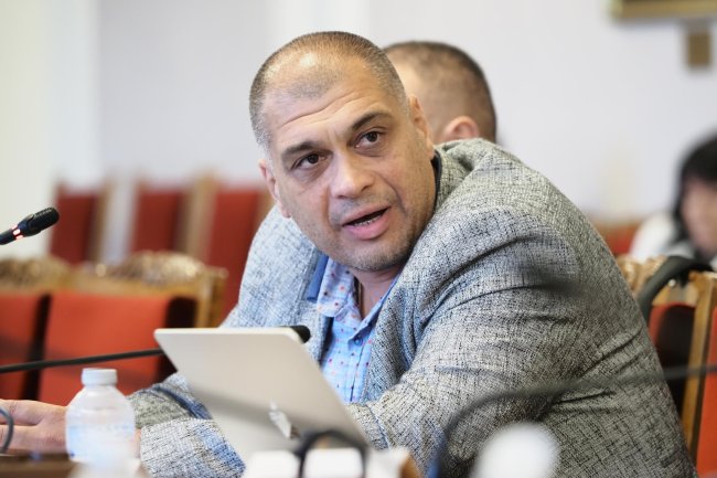 Прилича на виц: Пак искат имунитета на вечно подсъдим, но неосъден депутат