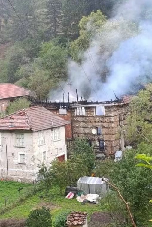 След пожар семейство от Соколовци остана без дом, близки призовават за помощ