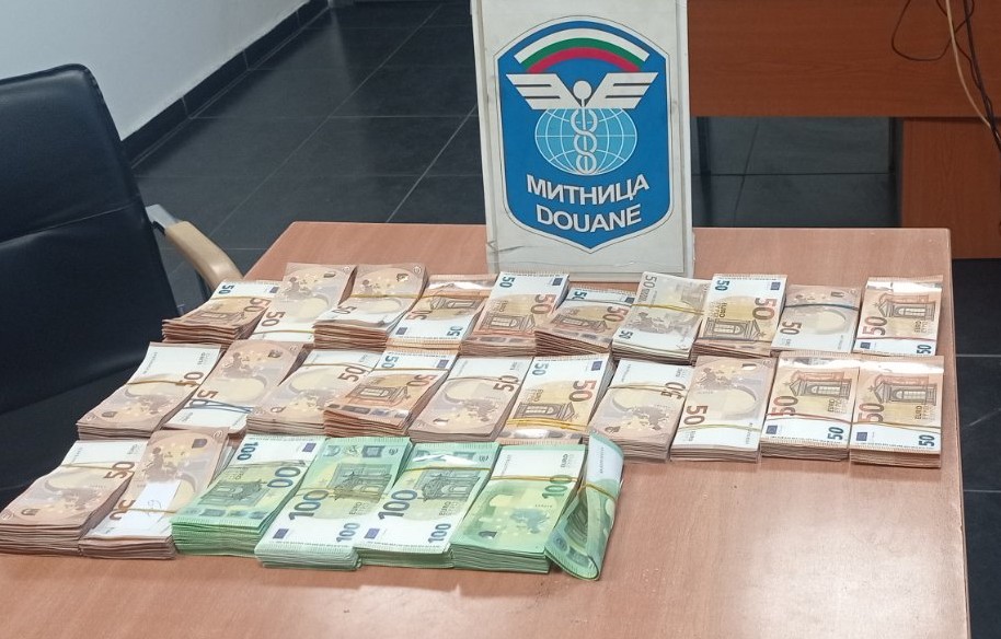Шест случая на недекларирана валута установиха за ден на границата