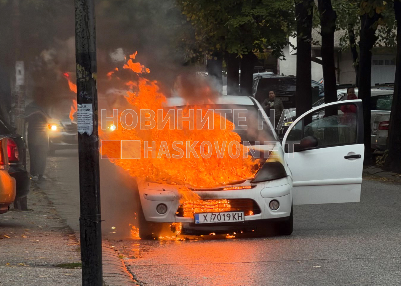 Автомобил се запали в движение и изгоря на ул. „Георги Кирков“ в Хасково