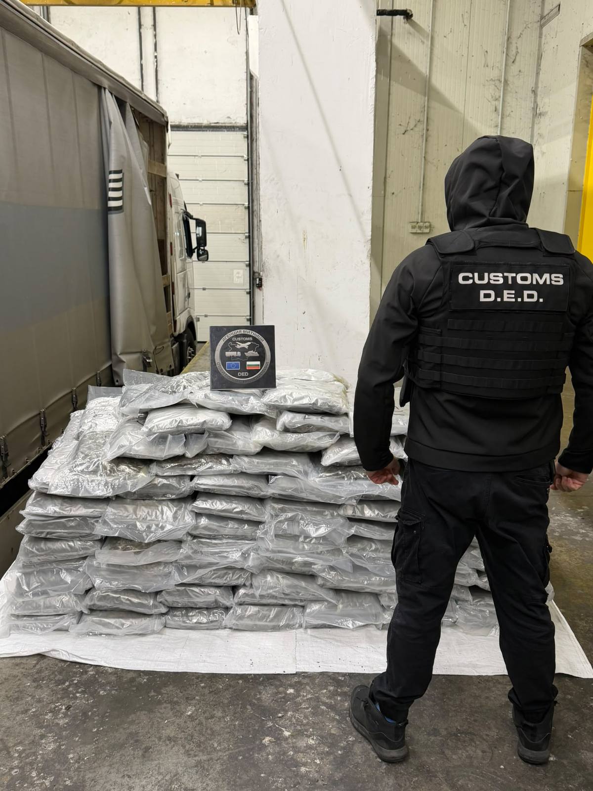 Задържаха водач с близо 222 кг марихуана в украински тир с дървен материал