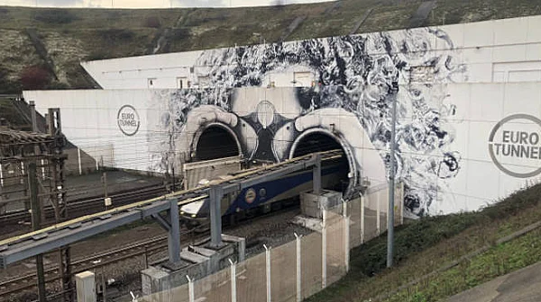 19 ранени при сблъсък между микробус и влак край тунела под Ламанша