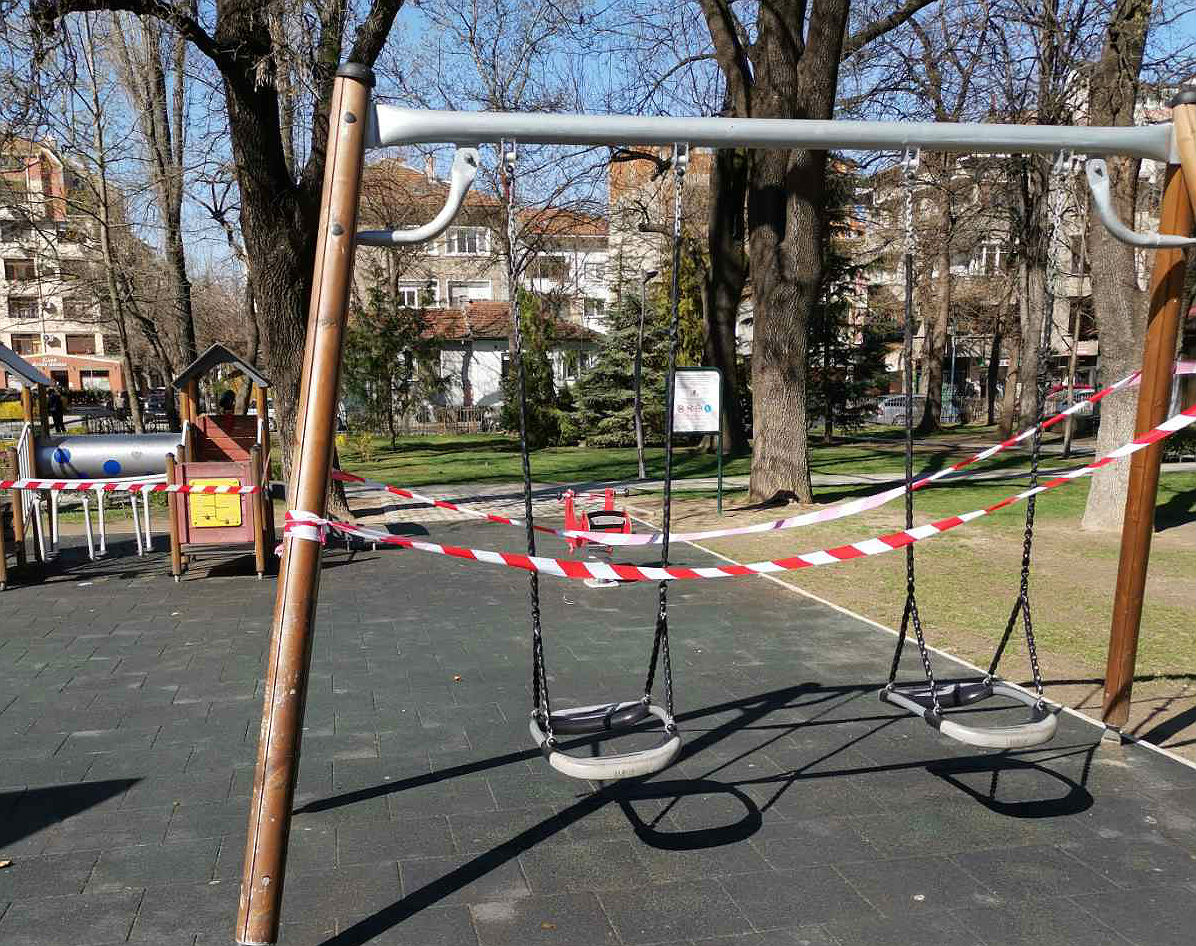 Детските площадки в Пловдив Със сигнални ленти екипи на ОП "Градини и паркове" се ограждат пързалки, люлки, катерушки и другите съоръжения за игра на детските площадки в Пловдив, разположени в големите паркове, градинките и междублоковите пространства. Предприетите действия са в изпълнение на обявените от Общинския оперативен щаб мерки срещу опасността от разпространение на коронавируса. Кметът Зд...