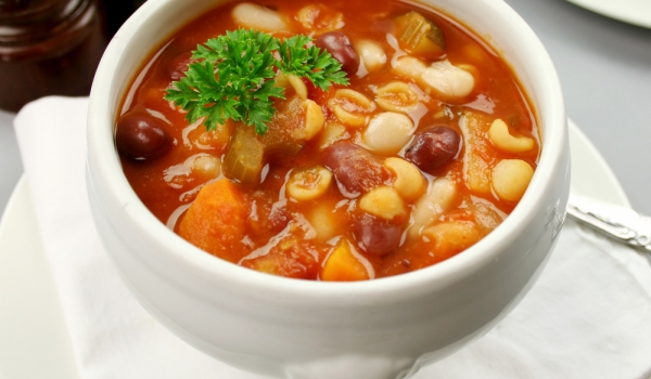 Зеленчукова супа с боб и макарони